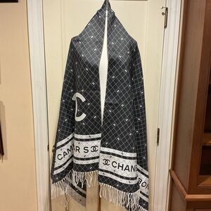 ❤️‍🔥CLEARANCE❤️‍🔥 NWOT CHANEL Black and White Patterned Scarf